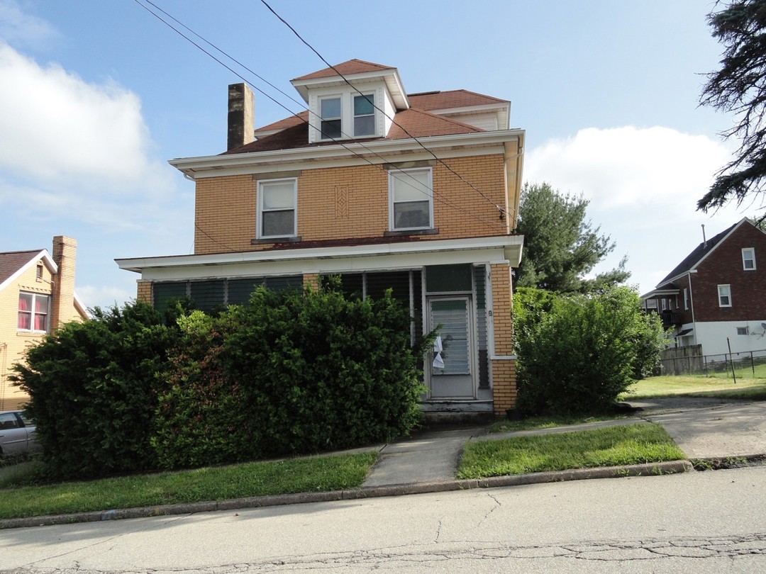 Broad St, Jeannette, PA 15644