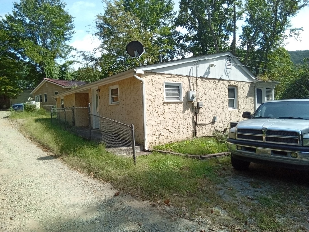 1 Red Raven Rd<br>Swannanoa &middot; NC &middot; 28778<br>Buncombe County