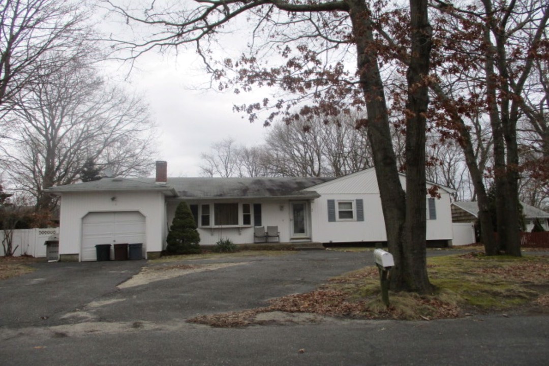Lowell Ave, Holtsville, NY 11742