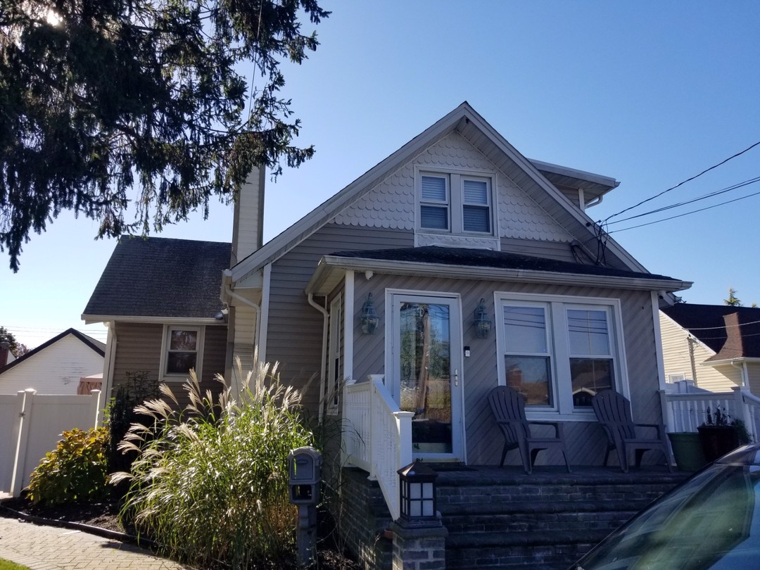30th St, Copiague, NY 11726