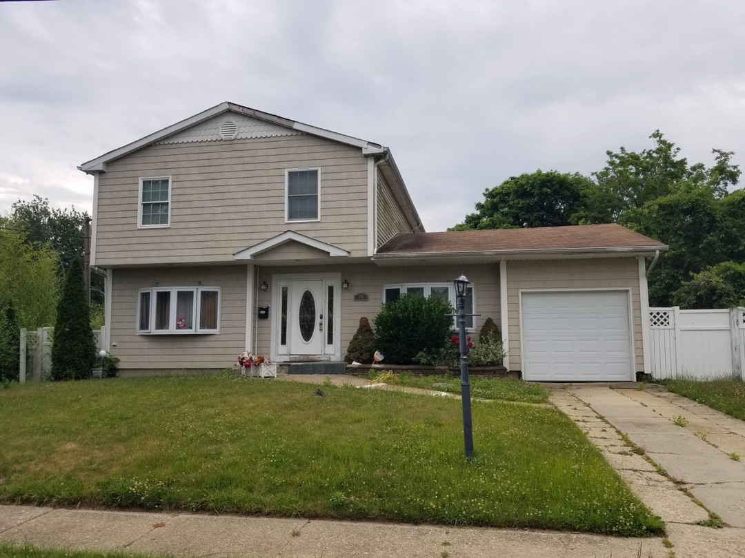 Lagoon Pl, East Islip, NY 11730