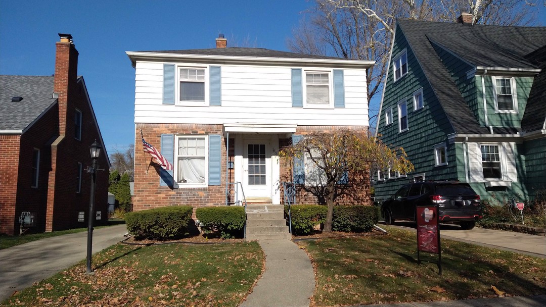 Brys Dr, Grosse Pointe Woods, MI 48236
