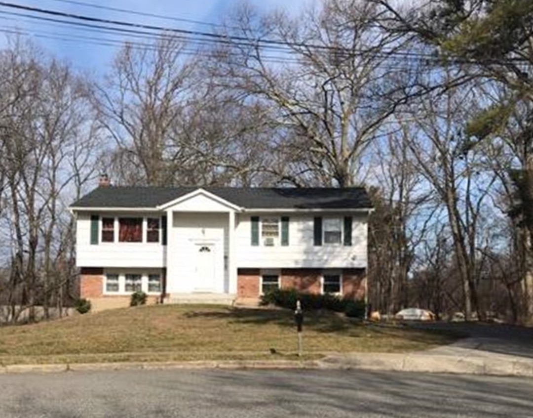 Dale Ct, Hauppauge, NY 11788