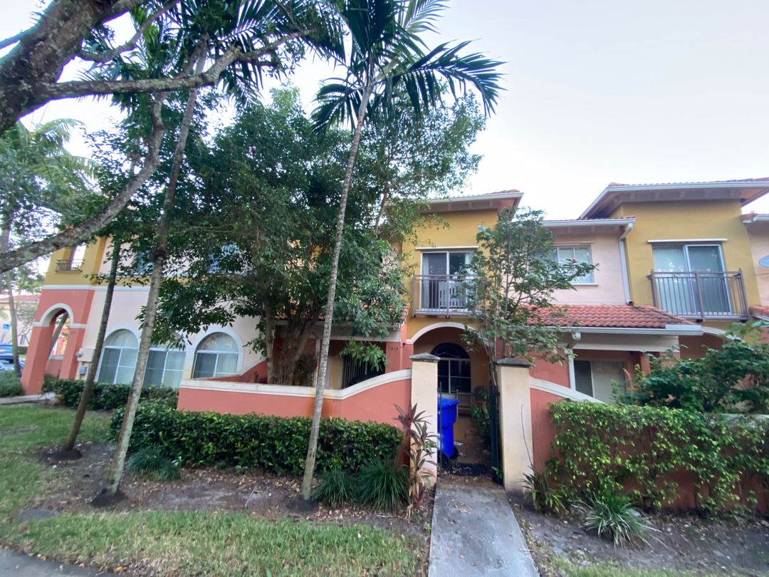 Santa Catalina Cir, North Lauderdale, FL 33068
