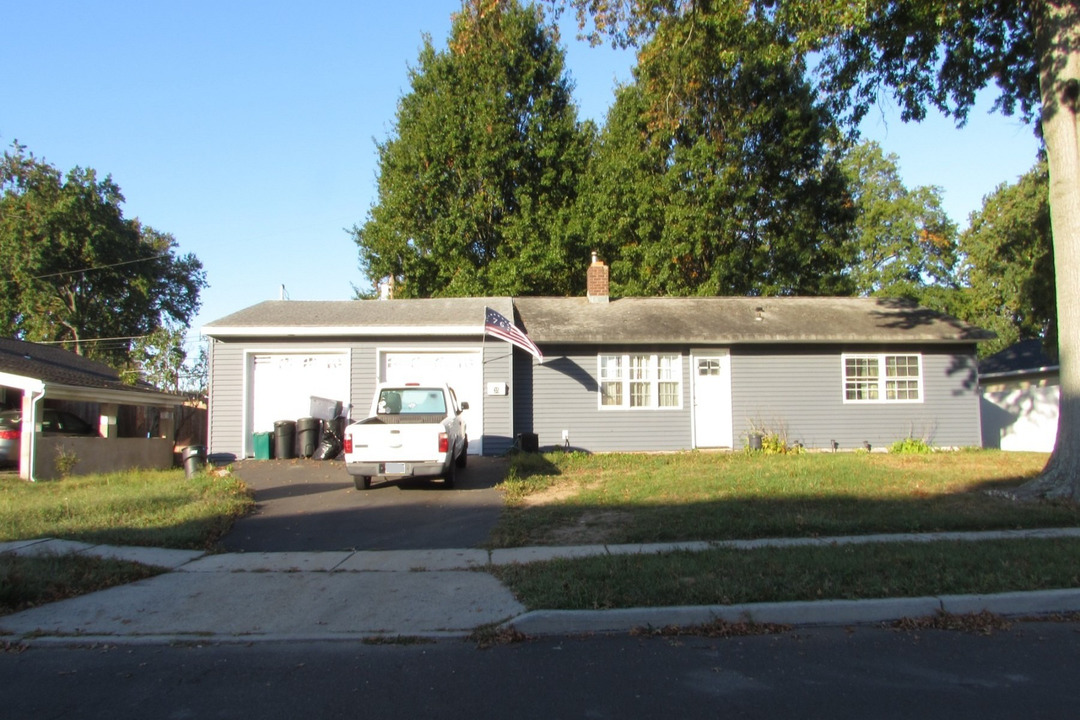 Teaberry Ln, Levittown, PA 19054